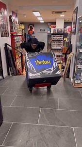 65K views · 3.7K reactions | A volte ritornano朗 Venom Premium Format della Sideshow in tutta la sua cattiveria! In resina, 2500 pezzi al mondo! Non mi stancherò mai di dirlo, questa statua è pazzesca! Vi piace? #iosonounvirtuale #venom #eddiebrock #sideshow #premiumformat #marvel #spiderman #fumetteria #marvelcomics #marvelitalia | Mondo Virtuale di Maga | Facebook