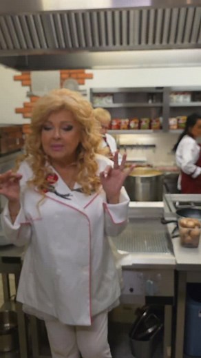 Prosto z planu @kuchennerewolucjetvn zapraszam Was na wielki final MasterChef! @masterchef_tvn Widzimy się w niedzielęo 19:45. Czekają Was emocje do samego końca, zacięta rywalizacja, słońce, piękne widoki i gotowanie, jakiego jeszcze nie widzieliscie. To bedzie naprawdę wyjatkowy finał- nie przegapcie! 🧑‍🍳👨‍🍳👩‍🍳🦐🦞🐟🪺🍆🍇🍋🍅🍄‍🟫🍾 | Magda Gessler