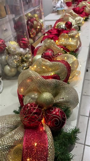 Acabamos de terminar esta preciosa guía navideña en color rojo con dorado 🎄 #navidad #merrychristmas #navidadentiktok #navidadenfamilia #homedecor