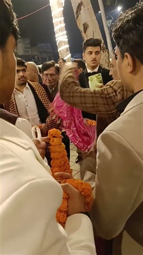 “Good food, bride’s dance & crazy baraat vibes – Perfect wedding night! 💃🎉”