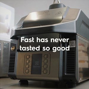 Fast has never tasted so good thanks to #SpeeDelight, the high-speed cooking solution that gives you the freedom to combine speed, quality, and creativity. - Peerless cooking performance: chef-worthy snacks, thanks to the combination of three #CookingTechnologies - Worry-free finish: press the button and your job is done - An intelligent press: the upper plate settles automatically on your food with the right pressure Be a sprinter when you cook and an ace when it comes to business with our Spee