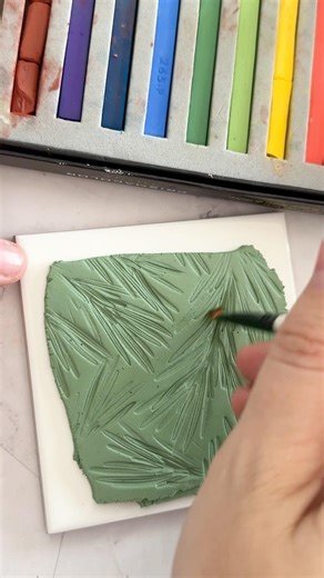 You don’t need fancy texture tools to create beautiful clay pieces! Check out our latest tutorial 😉