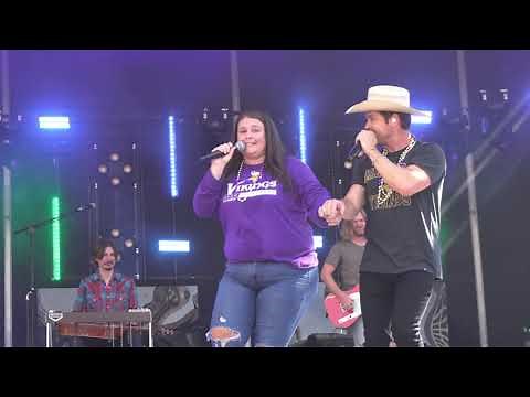 ‪@DustinLynch‬ performing "Thinking 'Bout You" with binging a fan named Kayla on stage!
