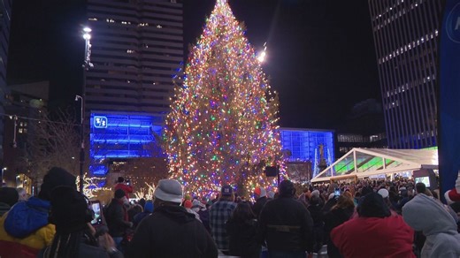 Fountain Square holiday tree lighting draws hundreds despite cold