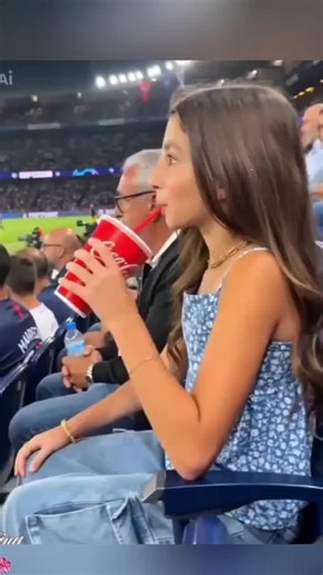 #capcut #capcutpioneer ⚽️🥅 Devenez un supporter en première ligne du stade avec une seule photo ! Créez en un clic une vidéo de football immersive ! La tendance footballistique la plus simple et la plus populaire sur TikTok ✨ Pas besoin de se déplacer ou de filmer sur place : il suffit d'une photo pour vous transformer instantanément ! Restaure en 10 secondes des scènes de match ultra-réalistes ⏱️ Découvrez une ambiance de terrain exceptionnelle, vivez l'expérience spectaculaire d'un match ! To