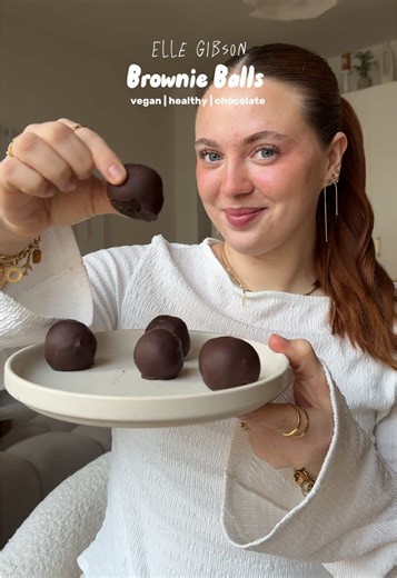 Gesunde Brownie Balls aus Datteln und Schokolade