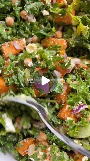 Emma Clarke | Dietitian (APD) on Instagram: "this salad is perfect for the work/uni week! meal prep it on the weekend, eat it by itself or add extra protein such as chicken or tofu & you have a flavourful. balanced lunch. an emma classic that originated in 2019 when the love for roasted chickpeas & sweet potato was born! here’s the recipe 👇🏼 kale, sweet potato & roasted chickpea salad kale (i used a pre-cut bag for ~convenience~ and massaged with olive oil & lemon juice to soften) 1 large swee