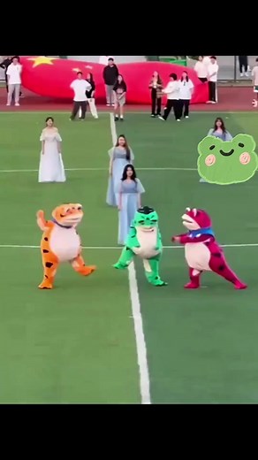So funny! at an opening ceremony of a sports meeting, three college students dressed as frogs and staged a funny dance.#Dance #FrogDressing #CollegeStudent #OpeningCeremony
