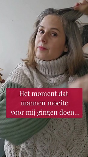 Het moment dat mannen moeite voor mij gingen doen had niks te maken met hoe perfect mijn haar zat. Dat gebeurde toen ik één ding begreep: Zodra jij jezelf het waard vindt om veroverd te worden, gaan mannen je ook zo zien. Je praat anders. Je beweegt anders. Je neemt geen halve aandacht meer aan. Je rent niet meer achter mannen aan die niet echt voor je gaan. Waarom? Omdat je een standaard hebt. Een standaard waar een man in meegaat of niet (waarmee je automatisch de verkeerde mannen achter je la