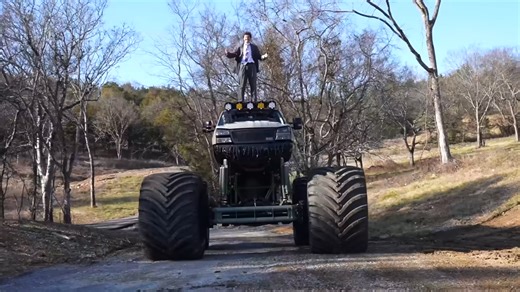 This American built an armored bulldozer - it can push police vehicles aside