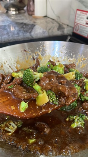 Zeenat Abukur Kabir on Instagram: "You know me and Chinese food, especially stirfrys. I love love restaurant style stirfrys and I make them pretty well at home. If you've ever recreated any of my stirfrys you know! So, For 3 servings of this beef and broccoli stir fry, you'll need: - 1 head of broccoli, cut into bite sized pieces -1/2 kg of thinly sliced beef - 5-6 cloves garlic, finely minced - 2 tbsp cornstarch - 1 tbsp rice wine vinegar - 1tbsp oyster sauce - 1 tbsp dark soy sauce - 1/2 tsp s