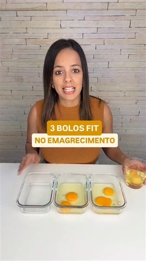 Aline Braga on Instagram: "3 bolos saudáveis e deliciosos 🍰 A base é a mesma para todos: • 2 ovos • 2 colheres de sopa de leite em pó • 2 colheres de sopa de farelo de aveia • 1 colher de chá de adoçante Depois, você pode variar o sabor: • Bolo de chocolate → acrescente 1 colher de sopa de cacau em pó. • Bolo de cenoura → acrescente 1 colher de sopa de cenoura ralada. • Bolo de laranja → acrescente o suco de ½ laranja. Cobertura: Em cada potinho, coloque 2 colheres de sopa de leite em pó + um p