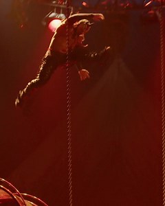 KOOZA est maintenant à l'affiche jusqu'au 14 août, au Vieux-Port de Montréal! Entremêlant acrobaties et humour clownesque, un spectacle à ne pas manquer. | Cirque du Soleil