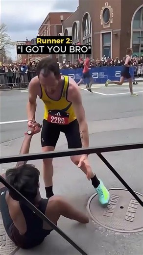 Everyone Thought He Won’t Finish, Then His Fellow Runners Did This 🥹