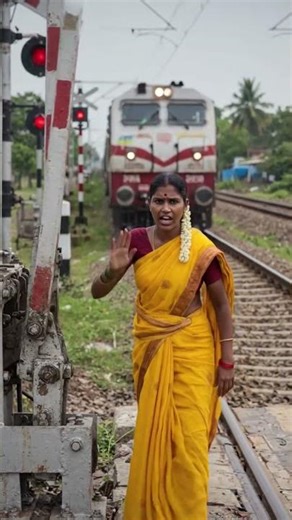 train a rahi hai re piche hat Ja #train #railwaycrossing #gate #trainshorts #railgate