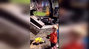 Virales Video spaltet das Netz: Baggerfahrer begeistert spielende Kinder