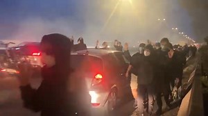 Retour en images sur le blocage de la M7 au niveau de la gare de Perrache à Lyon. Le secteur, débloqué par les forces de l'ordre, reste très perturbé. Suivez en direct les actions du #10septembre organisées à Lyon et ses alentours. https://france3-regions.franceinfo.fr/auvergne-rhone-alpes/rhone/lyon/direct-bloquons-tout-assemblees-generales-manifestations-greves-blocages-suivez-les-actions-du-10-septembre-organisees-a-lyon-et-ses-alentours-3214403.html | France 3 Rhône-Alpes