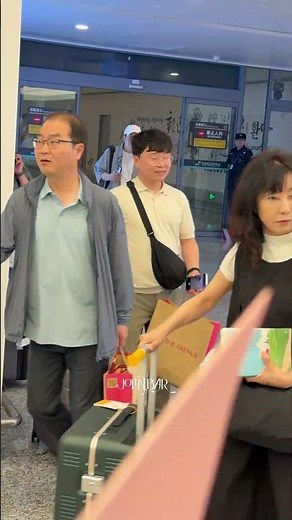 Jolin到达杭州 助理狂追蔡妈 刚刚入围第37届金曲奖8项大奖9个提名的蔡依林，今日落地杭州。蔡妈陪女儿一同前往但是走错通道，助理一路小跑狂追蔡妈把她带回 #蔡依林