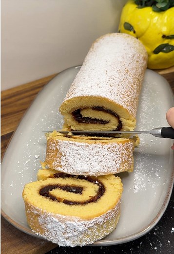 Ruladă pufoasă cu gem,rapidă și delicioasă 🤤🥰Ingrediente: -5 ouă -vanilie -120 g zahăr -150 g făină -8 g praf de copt -gem. Poftă bună!#rulada #dulce #retetesimple #reteterapide #tiktokfood