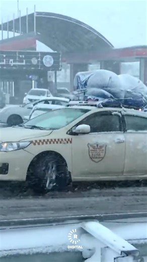 اختناق مروري ومصاعب تواجه السائقين مع انزلاق سياراتهم بسبب تراكم الثلوج قرب نفق "بيرمام" بمحافظة أربيل | عربية Rudaw