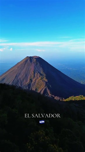El Salvador es un destino lleno de contrastes naturales y culturales que sorprende por la belleza de sus volcanes, playas del Pacífico y pintorescos pueblos coloniales. Conocido como “la tierra de los volcanes”, ofrece experiencias únicas como recorrer la Ruta de las Flores, practicar surf en playas famosas como El Tunco o disfrutar de vistas impresionantes desde el lago de Coatepeque. Su gastronomía típica, especialmente las pupusas, refleja la calidez y hospitalidad de su gente. Además, la com