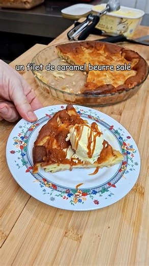 Et si pour changer, on faisait un clafoutis aux pommes ? Découvre une recette simple et rapide de clafoutis aux pommes, moelleux et fondant, parfait avec une boule de glace pour le dessert ou le goûter ! Ingrédients Pour les pommes caramélisées : Environ 10 petites pommes coupées en dés 1 cuillère à soupe de cassonade 1 cuillère à café de cannelle Pour l'appareil à clafoutis : 3 œufs 3 cuillères à soupe de sucre 1 sachet de sucre vanillé 1 pincée de sel 3 cuillères à soupe de maïzena 150 ml de l