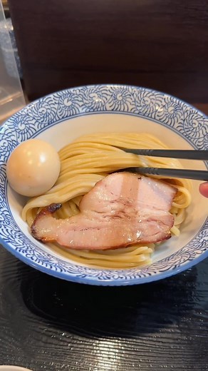キレイに整列されたツヤもち麺が食欲そそる味玉豚骨魚介つけ麺が最高！