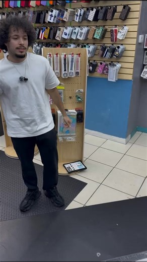 SMH! We’re a phone repair store offering lifetime warranty! We are open seven days a week from 11 AM to 11 PM! 📍 5770 W Irlo Bronson Memorial Hwy #209, Kissimmee, FL 34746 📲 (407)507-3842 See you soon! L | Love My Phone Repair