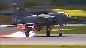 瑞士空軍的「幻象三型」（Mirage III）戰鬥機使用助推火箭輔助起飛（Rocket-assisted take-off ，RATO）。 | 世界尖端武器觀測站