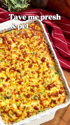 Tave me pres dhe pete sfoliat poshte ☺️ Meqenese e pelqyet aq shume taven me spinaq dhe me keni pyetur nese behet me presh, po behet por qe uneee do e beja jo fix ashtu por keshtu sic e keni te kjo video ☺️ Kam shtuar pra peten sfoliat dhe i jep akoma me shume shije dhe e ben me te plote ☺️ Perberesit: 1 pete sfoliat @erlin_frozen 4-5 presh 3 veze 1 gote qumesht Tradita nga @lufra_al 50 gr gjalp Lufra 1 lk kripe Djath dele Mozarella e grire Pjekja: peta 15 min ne 200 grade Gjithe tava 30-40 min 