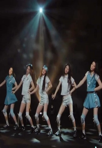 i love the oops! dance #oops #illit #illit_bomb #kpopfyp #illitfyp | dance