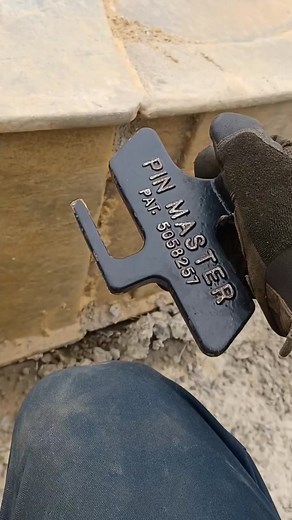 well here is an explanation video of how I use it. your able to drive the pins out and install just flipping the tool over. what's great is it fits between the teeth. #pinmaster #johndeere #fieldmechanic #alwayslearning #lastofadyingbreed @deamerstruckservice