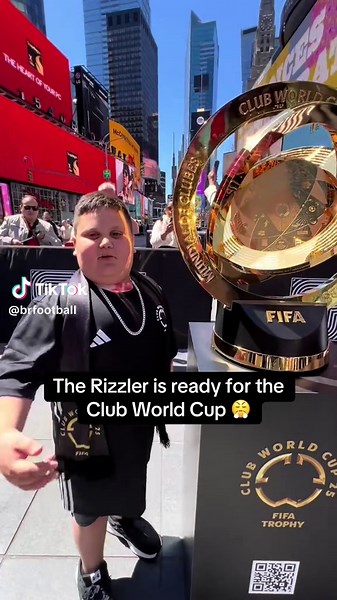 Just @ItzTheRizzler chillin’ with the Club World Cup in Times Square 🏆 FIFA Club World Cup starts June 14. Matches on TNT Sports (US Only) / DAZN #clubworldcup #cwc #fifa #rizzler #footballtiktok #mbappe #messi #haaland