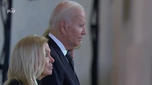 El presidente de Estados Unidos, Joe Biden, y su mujer Jill Biden presentan su respetos en el capilla ardiente. ▶ rtve.es/play/videos/directo/24h/ | La 1 de TVE