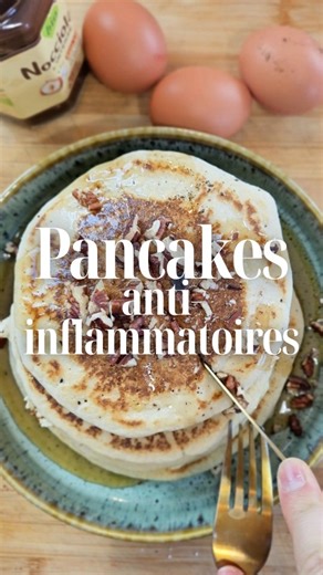 Elise Gilmor | Anti-inflammatoire ✨️Thyroïde on Instagram: "Et si on se partageait un peu plus ce qu'on vit quand on a des maladies auto-immunes ! Mon livre de recettes anti-inflammatoires est disponible en commande dans ma bio ! Moi c'est Elise et je te partage mon quotidien anti-inflammatoire avec des maladies auto-immunes (hyperthyroïdie, hypothyroïdie et endométriose !) Abonne toi si tu veux toi aussi des astuces et des recettes ! Recettes de pancakes (pour 4 pancakes) : - 2 œufs - 100 ml de