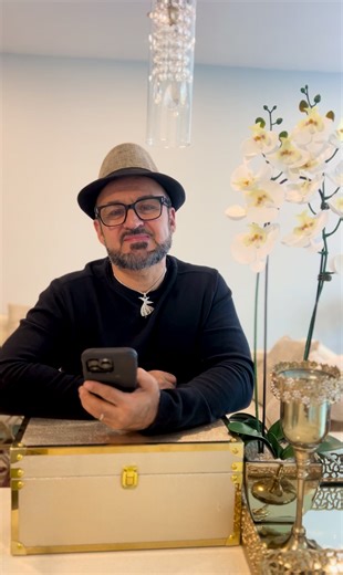 سال نوسال نو، سال نو مبارک تان حال و احوال نو مبارک تان خانه از نور مهر، دور مباد سقف ذهن تو بی‌سرور مباد آن‌چه بگذشته را بمان یکسوی حال و آینده را خوش‌آمد گوی برکه‌ی زندگی بهاری باد مثل قو، عشق در تو جاری باد هر که از چشم تو سفر کرده با تمام وجود برگرده لحظه‌هایت پر از پرستو باد همدمت نیچه و ارسطو باد شاد و آباد و با غرور بمان از بلاهای چرخ، دور بمان سال نو، سال نو مبارک بادب خت و اقبال نو مبارک باد . هارون راعون . #شعر #ادبیات #پارسی #تاجیک_هزاره_ازبک_پشتون_ترکمن #هنر