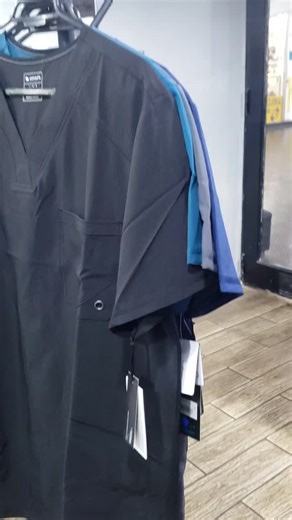 Descubre el TOP CHEROKEE INFINITY Para Hombre, Modelo CK900A Disponible en 4 colores: • Negro • Azul Marino • Caribbean Blue • Gris ¿Cuál es tu estilo de uniforme clínico favorito? | All Scrubs Uniformes Clínicos