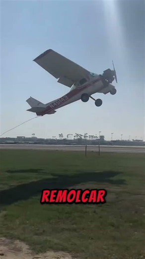 El increíble truco para levantar anuncios con un avión