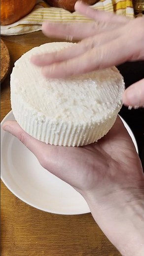 Homemade Ricotta Salata without rennet 🧀 (with milk, vinegar and salt) | Easy grating cheese