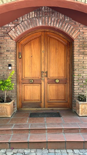 Puerta de entrada medio punto y portón en madera maciza con tableros 🙌🏻 Déjanos en comentarios que te parecieron estos trabajos Contáctanos y te cotizamos sin cargo 📩 #puerta #puertadeentrada #puertamediopunto #portonmadera #porton #mediopunto #puertatableros #grupoferrante #carpinteria #carpinteriadeobra #carpinteriaamedida #trabajosamedida #ferrantegrupo | Grupo Ferrante