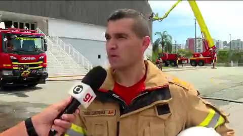 Galera é tipo: não assiste TV aberta, não assiste TV fechada, não lê jornal impresso, não lê jornal virtual, passa o dia no Twitter e na Netflix.Aí vem e reclama: "nooossa, não tem ninguém falando disso".Sendo que foi exaustivamente reportado nos principais jornais do país.