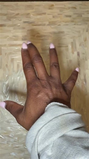 If your hands stay tight or tired, this brings instant relief. The Cincom hand massager uses heat and compression to release tension you didn’t realize you were holding. Your new at home reset starts here.