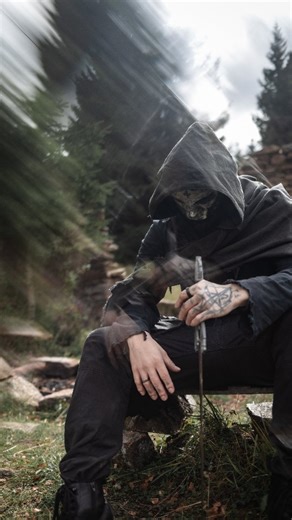 Witness the beginning of a rebirth. "A King's Decapitation" will be out on January 23rd. PRESAVE NOW. LINK IN BIO. @crowsnestaudio @bumblebeat_mgmt | Code: Pandorum