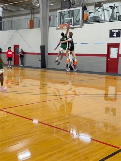 Amari Smallwood 6’2 PG with a poster 📸 ‪@HoopSeen‬ #recruitmentexperts #2026 #basketball #clips