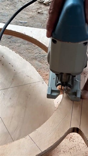 poses for making a 15 inch speaker hole #tutorial #woodworking #speakerbox