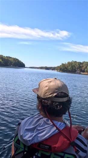 Catching Spotted Bass Chasing Bait • LURE: @spro.usa SPIN JOHN 80 LINE: @sufixlines REVOLVE 8 LB Braid KAYAK: @bonafidefish XTR 130 MOTOR: @newport_vessels NK300 BATTERIES: @ampedoutdoorsllc 36V 55AH REELS: @diawafishinggear 3000 REGAL ROD: @cashionfishingrods 7’1 ELEMENT Z2 ACCESSORIES: @yakpowerproducts 8 CIRCUIT SYSTEM @yakattack.us BLACKPAK PRO/SHORTSTAK/TRACPAK @myyolotek JUICEBANK • KAYAK BUILT/BUY: @westbrooksupplyco • ❗️FOLLOW @fisherfolk FISHING ADVENTURES ❗️ • #bassfishing #kayakfishin