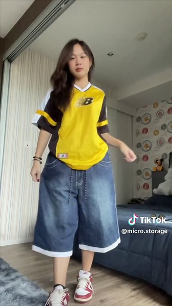 แต่งตัวกางเกง jorts: Sport T-shirt & RARE baggy jorts Outfits