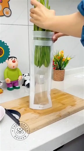 The Ultimate Kitchen Hack: Introducing the game-changing container that's not only eco-friendly but also leakproof and extra-long for produce storage! | Reservelay