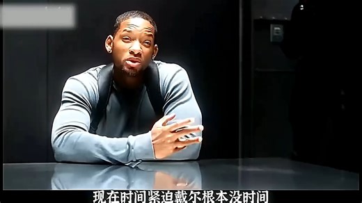 每天早上他都会在恐惧中醒来，于是他把自己练的像头公牛，天天都要抱着一把手枪睡觉《我机器人》