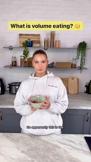 What is volume eating? 🧐 “Volume eating” generally refers to a dietary approach focused on consuming larger quantities of low-calorie foods, which helps create a sense of fullness without consuming excessive calories The idea is to eat foods that provide a high volume without a corresponding high calorie intake, making it easier to manage weight and promote a feeling of satiety 🙏🏻 For a huge range of volume eating recipes & nutritional guidance, click the link in our bio and sign up from only